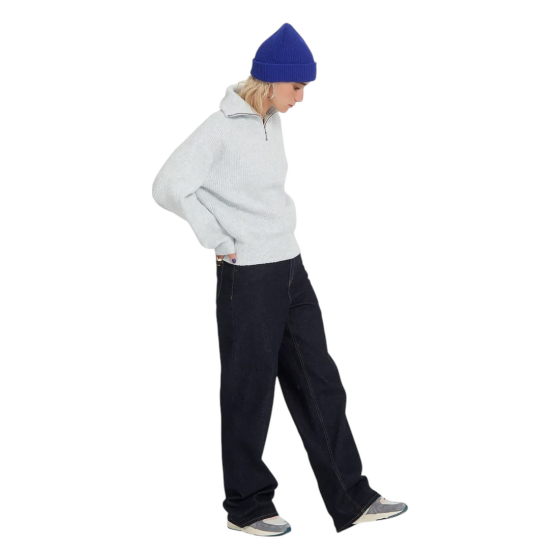 Femme portant le pull Born2ride Volcom Voltrane beige chiné à col zippé avec un bonnet bleu et un jean large