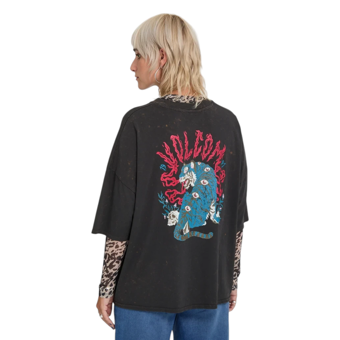 T-shirt Born2ride Volcom Voltrip noir délavé avec imprimé tigre graphique au dos porté par une femme