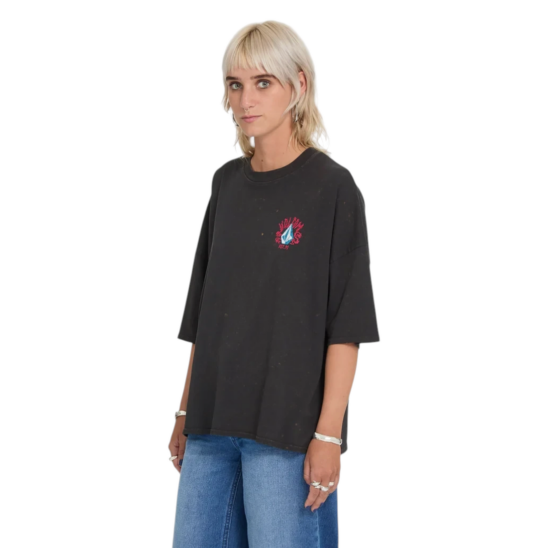 Femme portant le t-shirt Born2ride Volcom Voltrip noir délavé à coupe droite avec imprimé poitrine