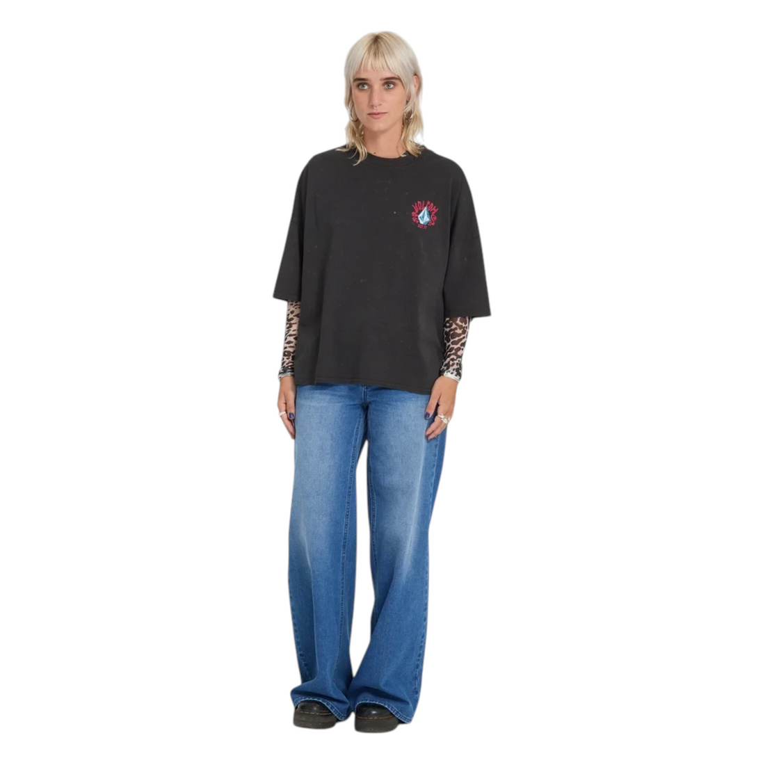 T-shirt Born2ride Volcom Voltrip noir délavé avec imprimé poitrine, porté par une femme avec un haut léopard