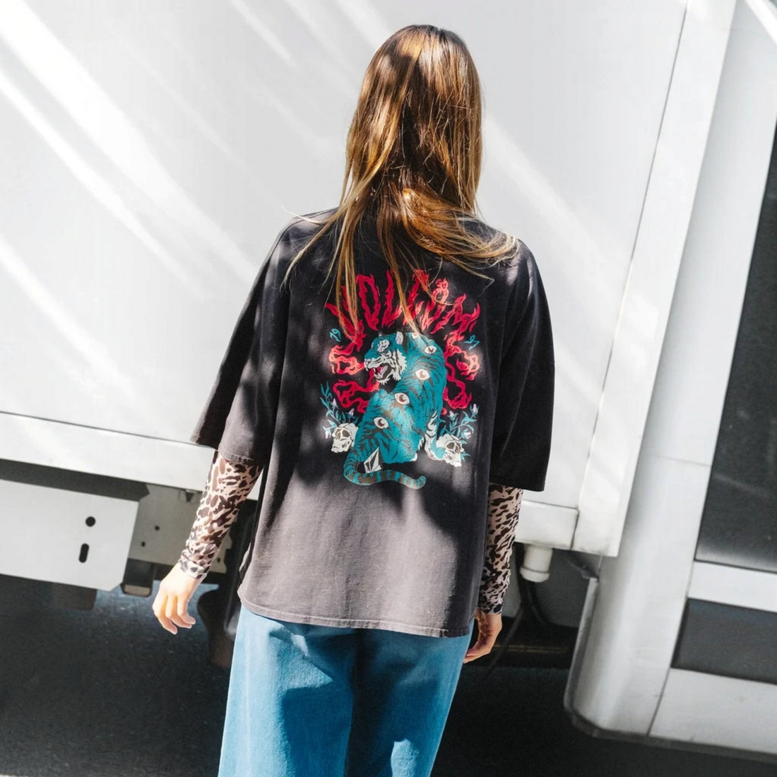 T-shirt Born2ride Volcom Voltrip noir délavé avec imprimé tigre coloré au dos porté par une femme