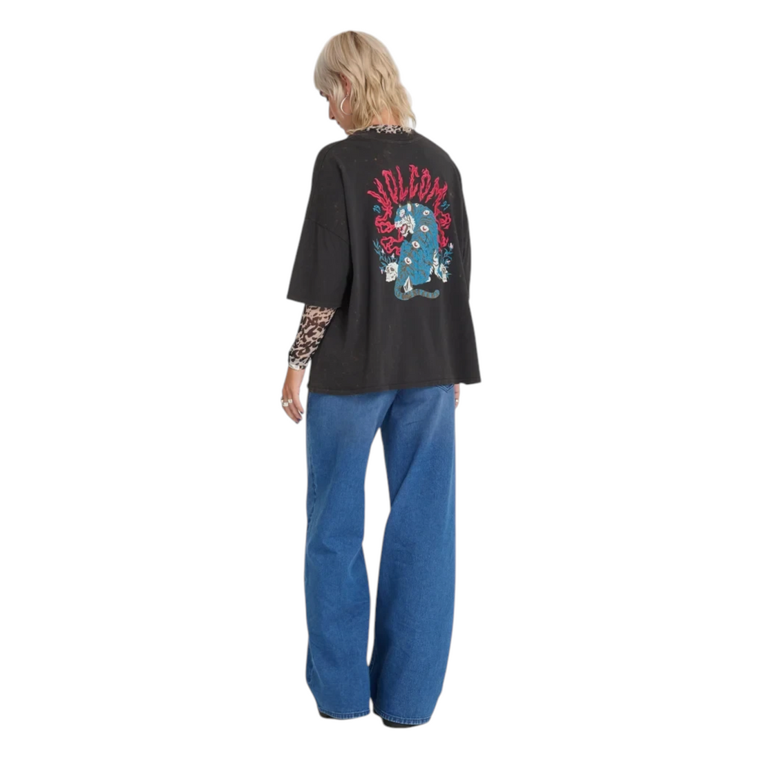 T-shirt Born2ride Volcom Voltrip noir délavé avec imprimé graphique coloré au dos porté par une femme