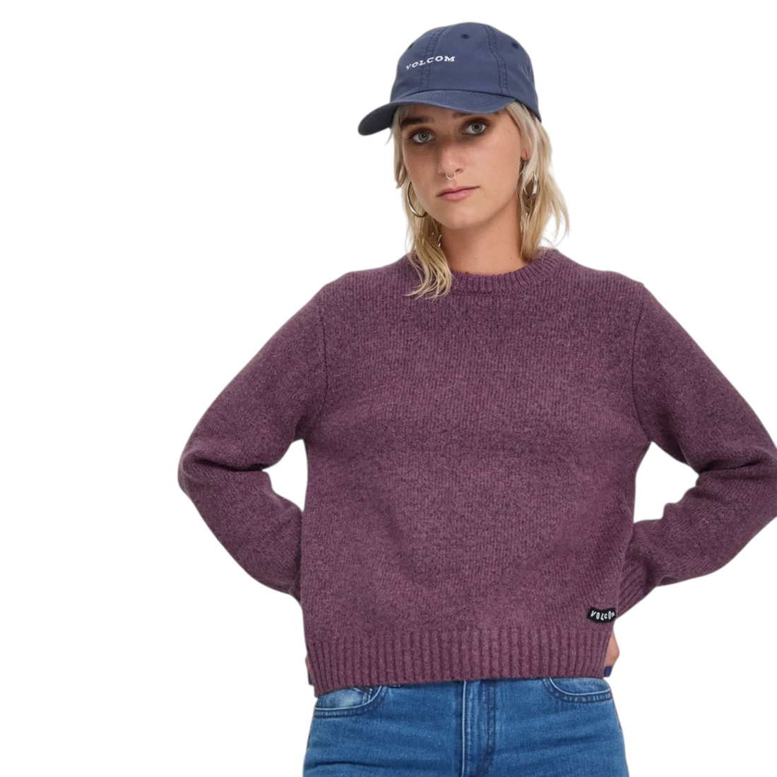 Femme portant le pull Born2ride Volcom Wedmonder en tricot doux couleur orchid avec col rond et coupe ample
