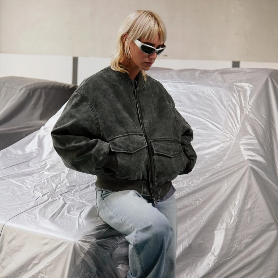 Veste bomber femme Born2ride Volcom Workestra grise effet délavé avec poches avant et coupe streetwear décontractée