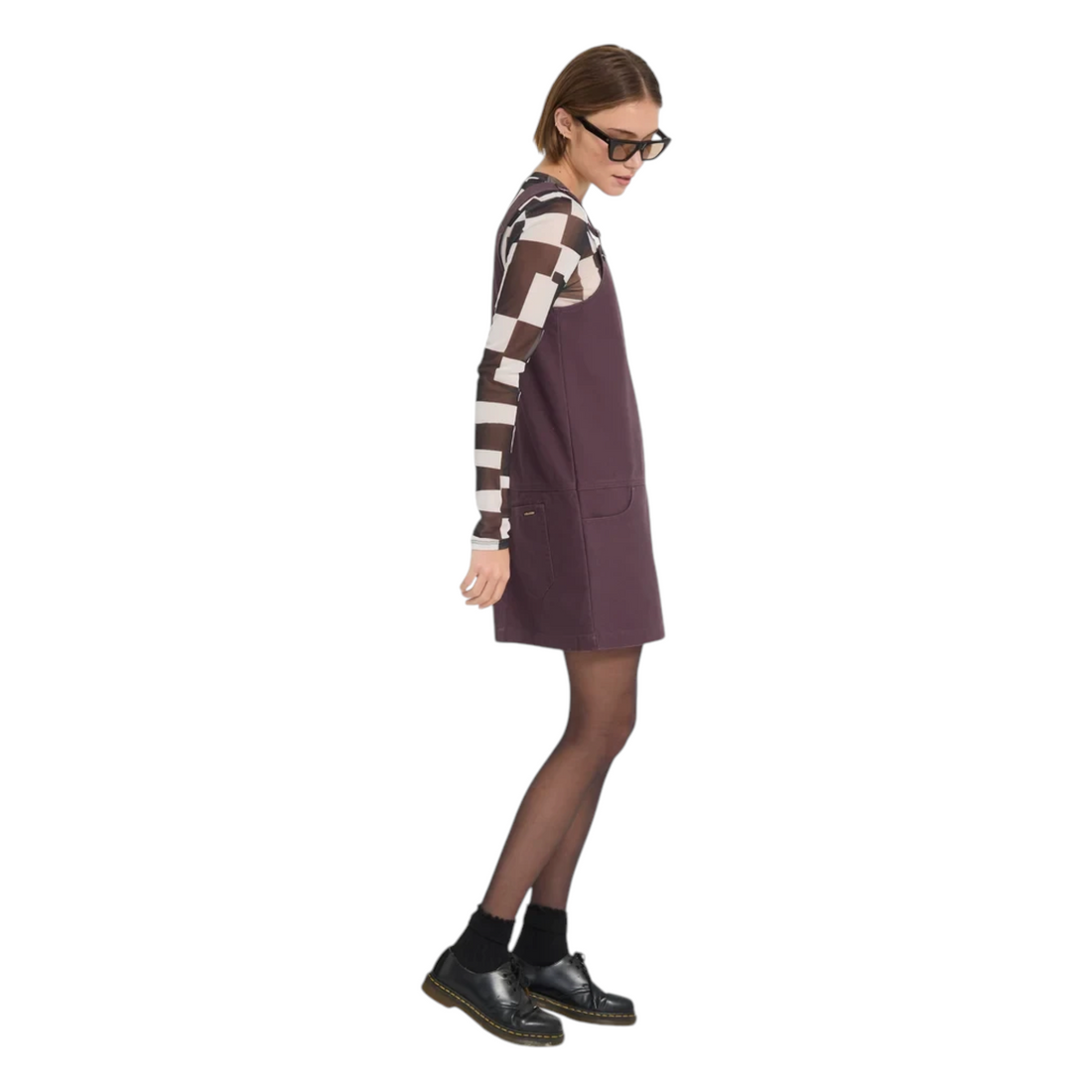 Mannequin portant la robe Born2ride Volcom Workestra couleur raisin avec un haut à carreaux et des bottines