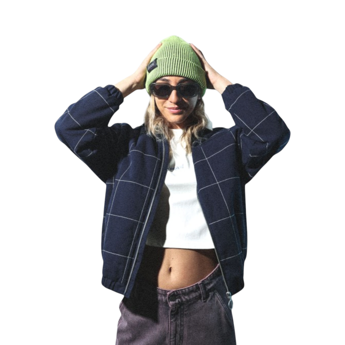 Veste Born2ride Oxbow Carter bleu marine à carreaux en coton biologique portée par une femme avec un bonnet vert